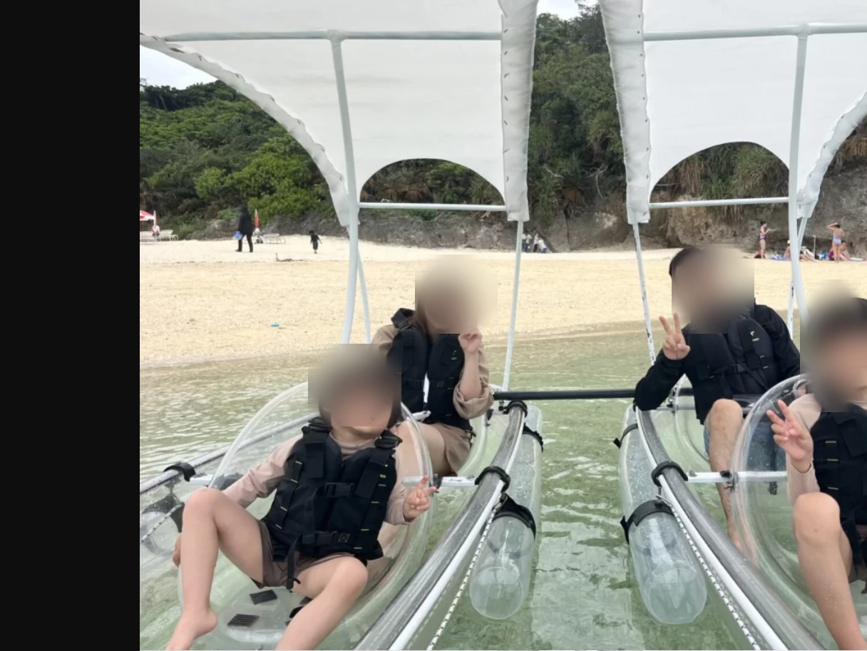 沖縄マリンスタジオのグラスボートでお麩の餌やり体験をする子どもたち