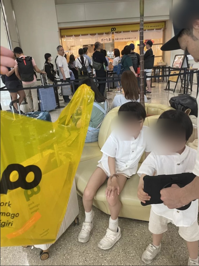 那覇空港でポーたまを食べる子どもたち