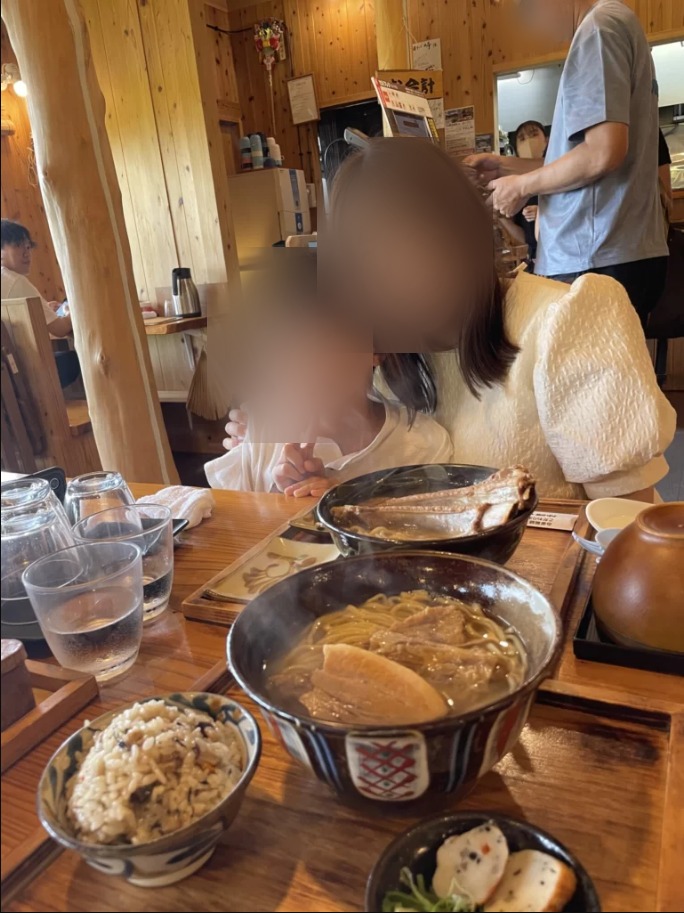 沖縄そば峰でソーキそばを食べる子どもたち