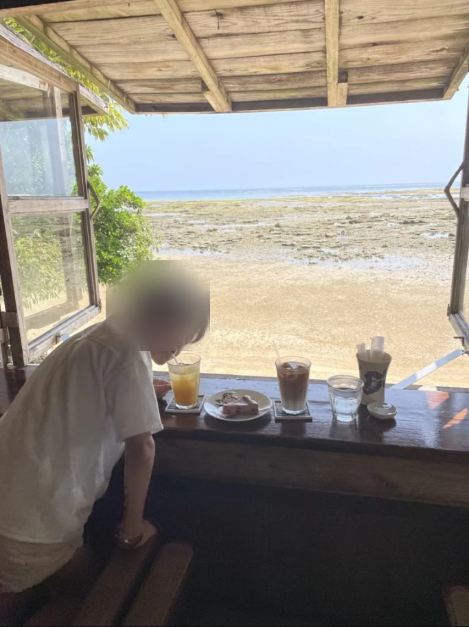 浜辺の茶屋のテラス席から見える干潮の海