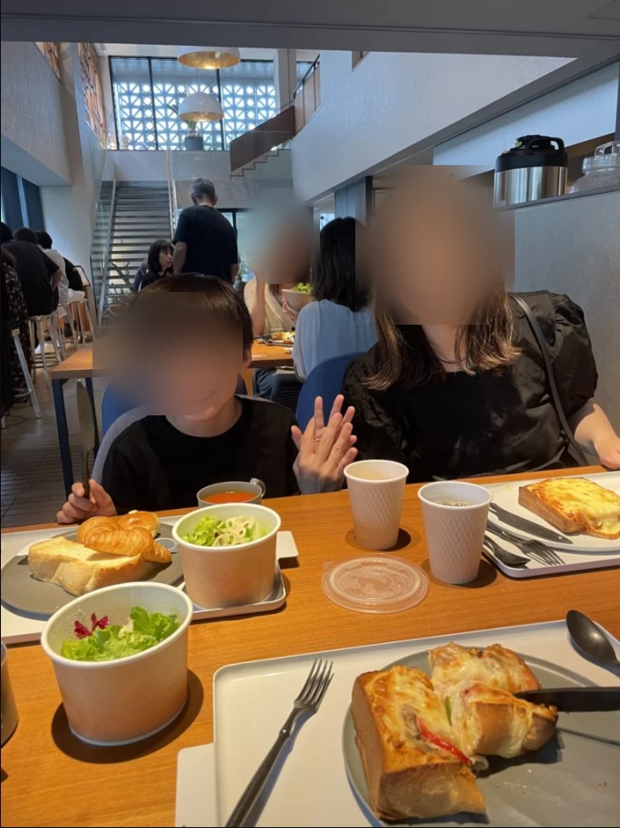 OMO5沖縄那覇の朝食を食べる子どもたち