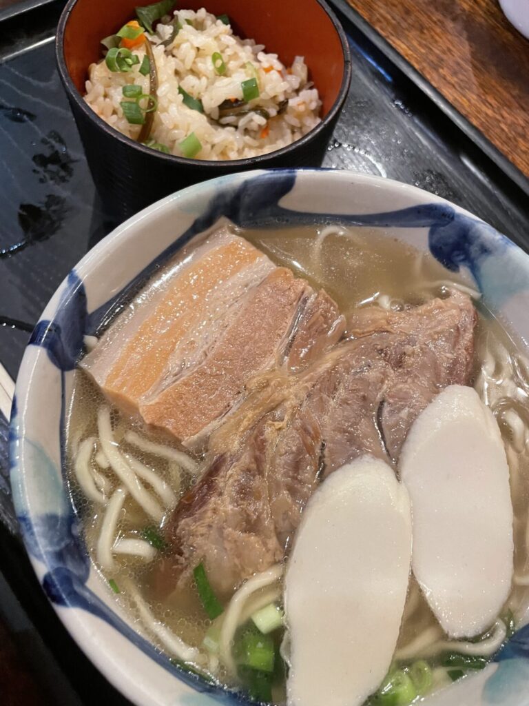 楚辺そばのまかないそば定食